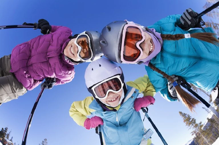 Dzieci w strojach narciarskich